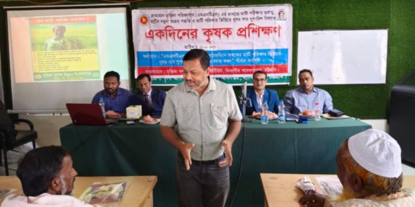 হাটহাজারীতে ভ্রাম্যমাণ মৃত্তিকা গবেষণাগারের সার সুপারিশ কার্ড বিতরণ ও কৃষক প্রশিক্ষণ অনুষ্ঠিত 